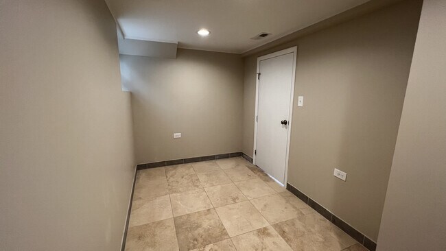 Building Photo - 120 N LeClaire Ave