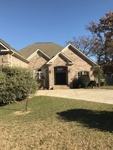 Building Photo - 3216 Clearwater Ct