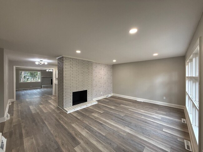 Building Photo - 2745 Dogwood Ave