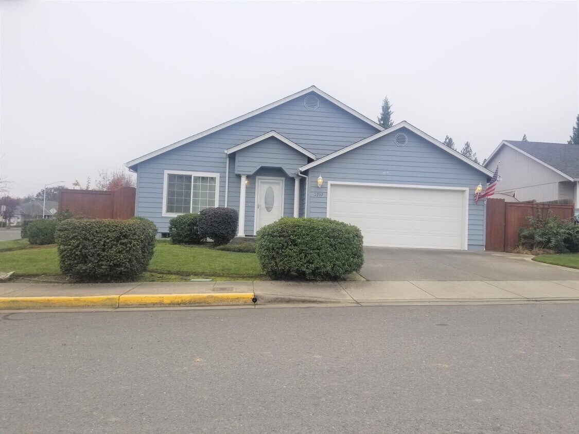 Primary Photo - Spacious 4 Bed, 2 Bath With Detached Studio
