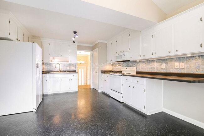 Building Photo - 916 Tanglewood Dr