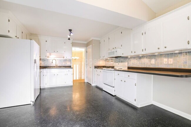 Foto del edificio - 916 Tanglewood Dr