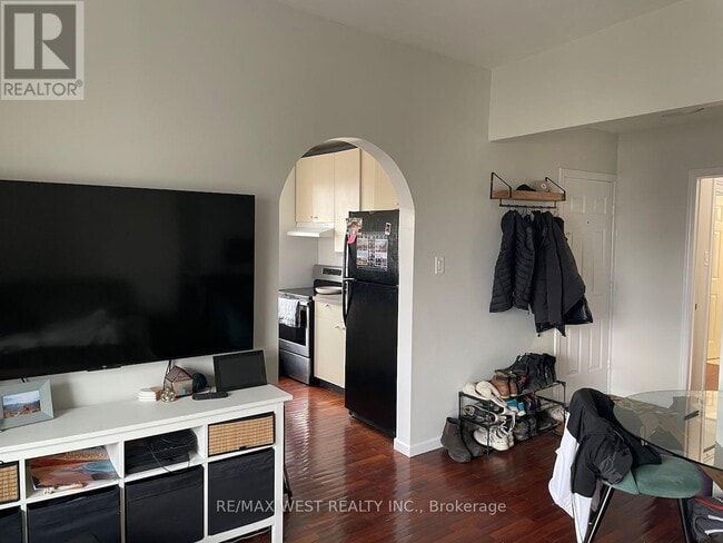 Building Photo - 96 Springhurst Ave