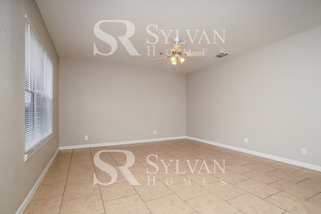 Building Photo - Cute, cozy and comfortable