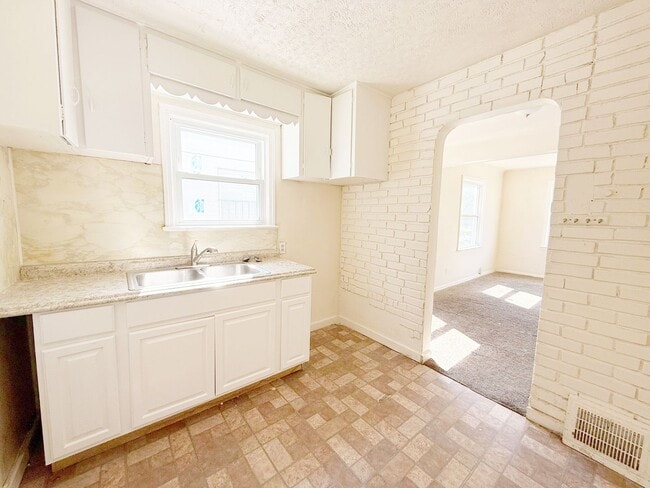 Building Photo - 3 BED 1 BATH BEAUTIFUL SINGLE FAMILY HOME ...