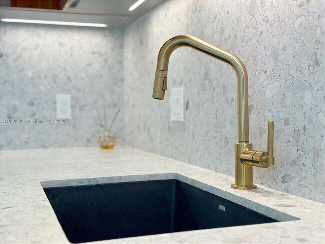 Foto del edificio - 2655 S Bayshore Dr