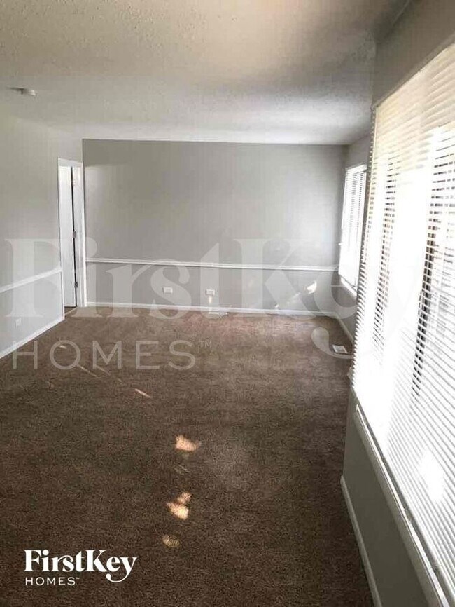 Building Photo - 30W118 Maplewood Dr