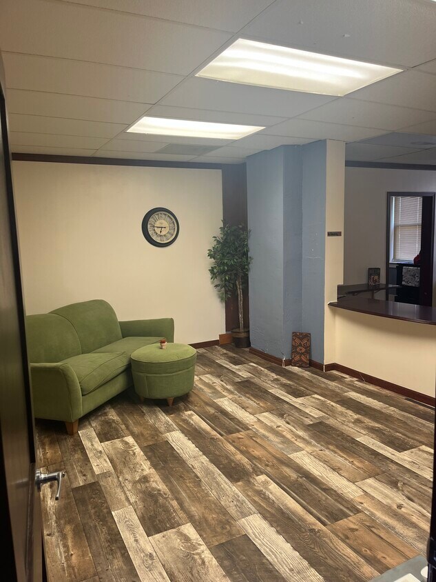 Living Room - 516 W 6th St