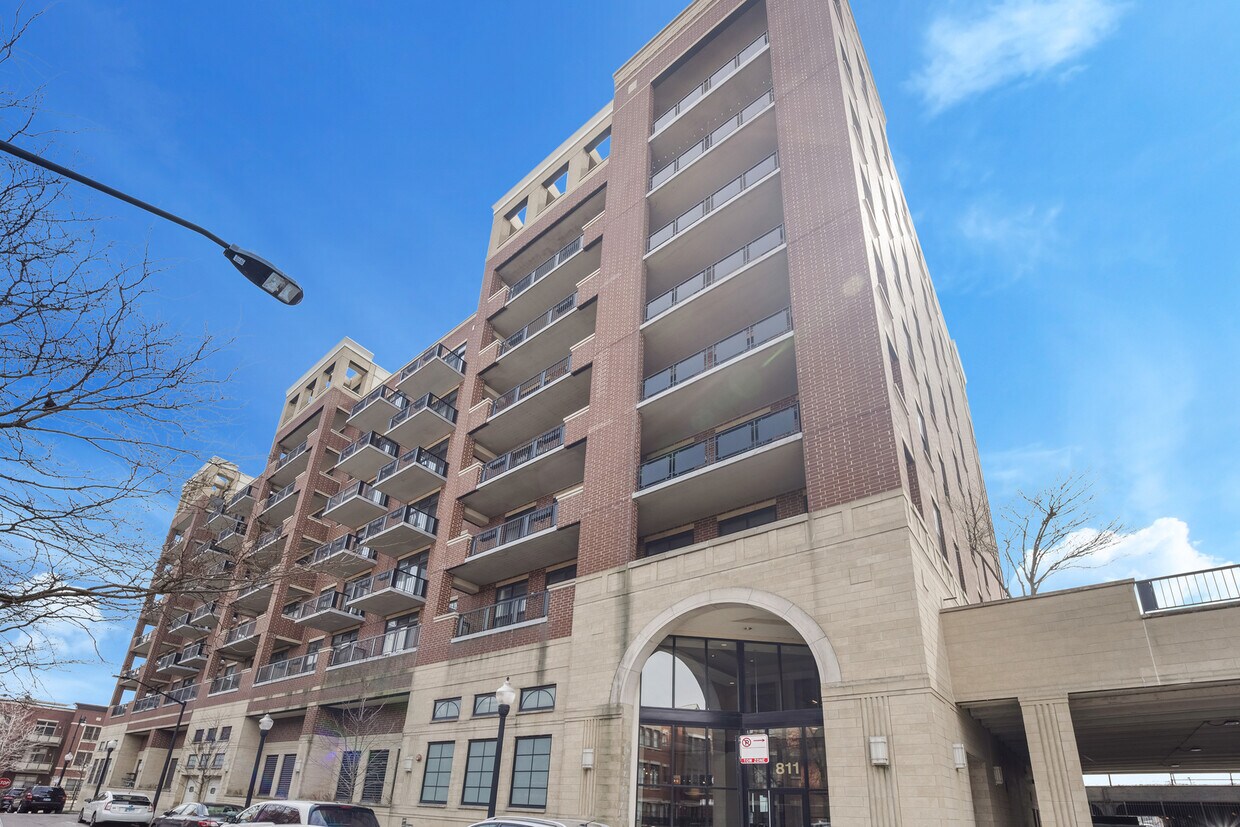 Foto principal - 811 W 15th Pl