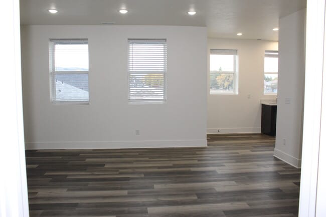 Building Photo - 605 E St