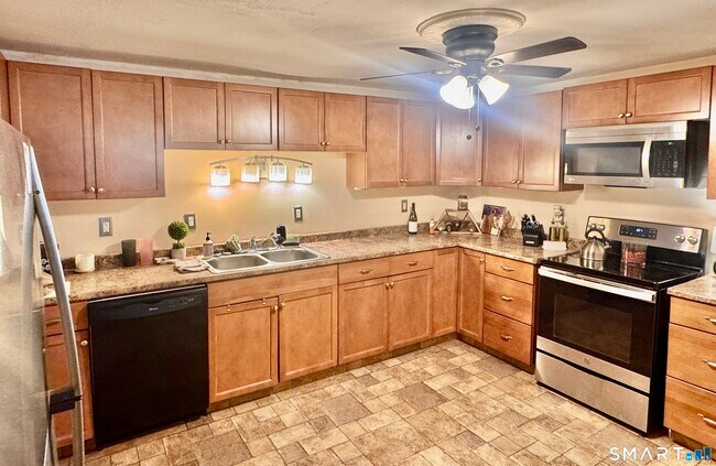 Foto del edificio - 110 Lake Rd