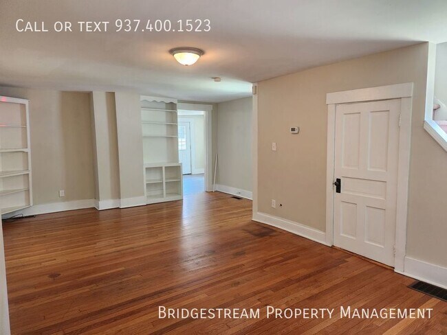 Building Photo - Bright and spacious 3 bed 1 bath home with...