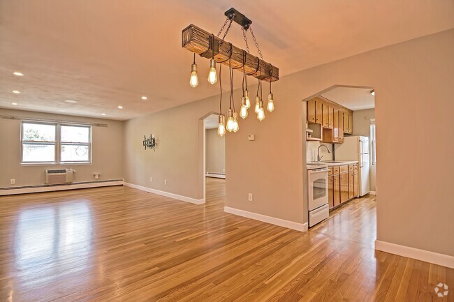 Building Photo - 33 Montvale Ave
