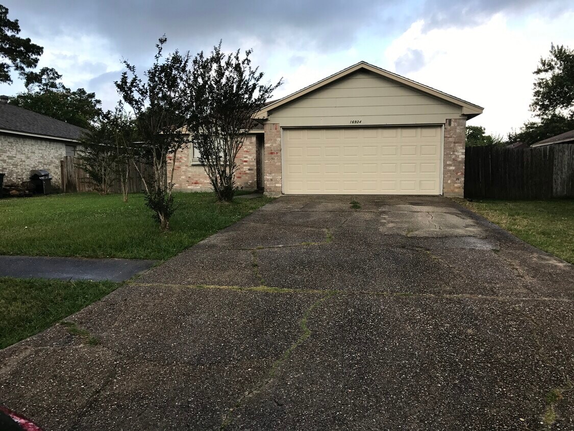 Front Driveway - 16934 Hummingbird