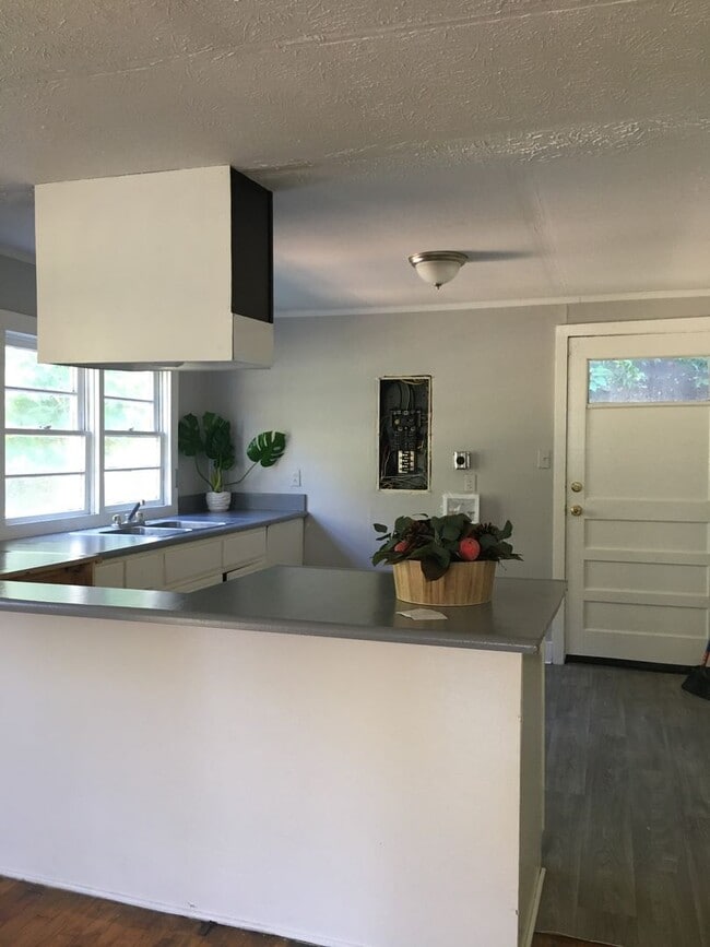 Building Photo - 2 Bedroom Cottage