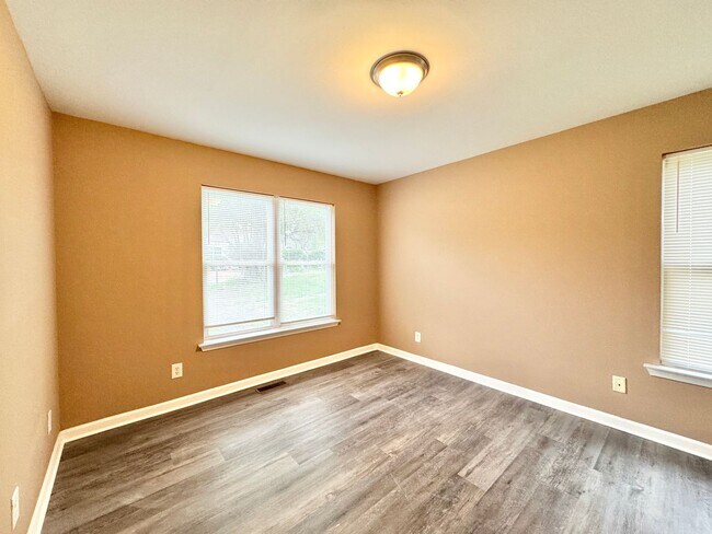 Building Photo - 4 Bedroom Off Franklin Blvd