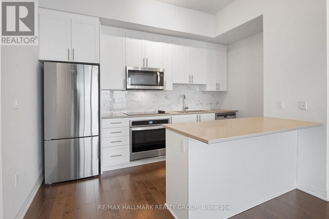 Building Photo - 805 Carling Ave