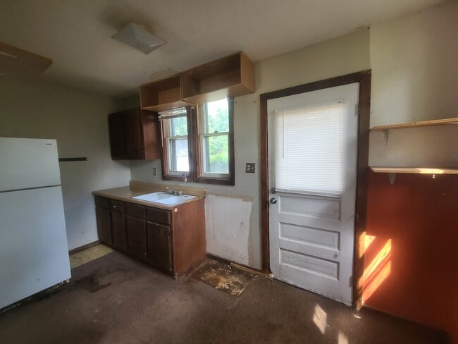 Building Photo - 615 N Almond St