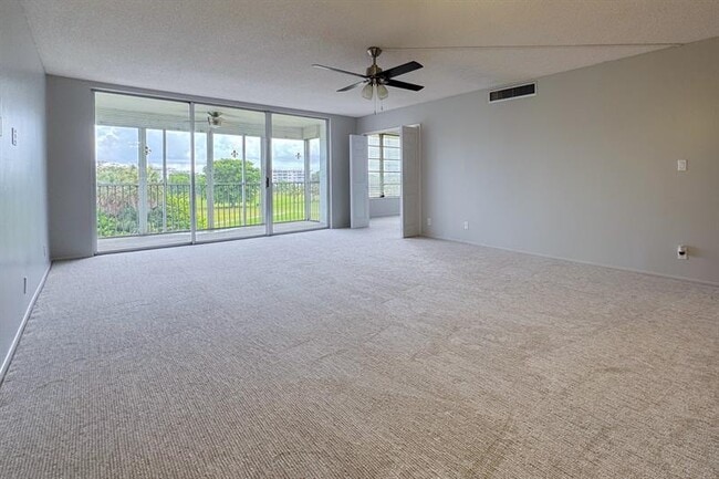 Building Photo - 3051 S Palm Aire Dr