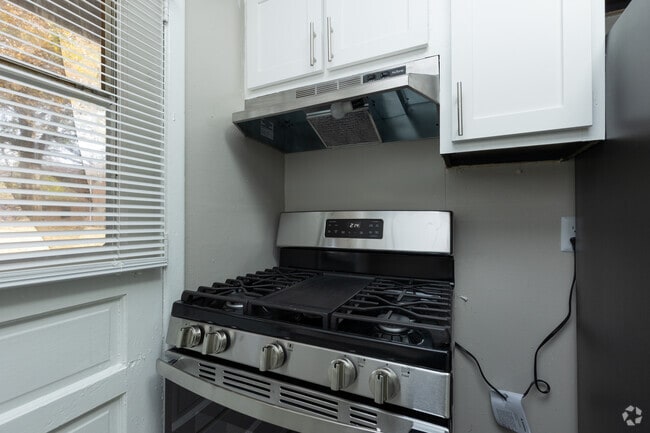 2BR, 1BA - 780SF - Upgraded - Kitchen - Pine Lake Village - SMP