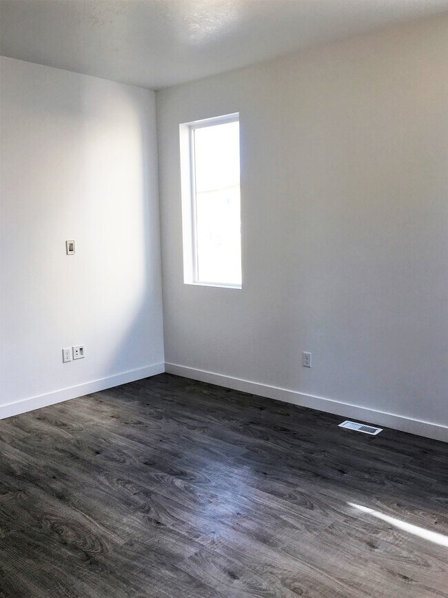 Building Photo - Beautiful 3 Bedroom Home in Herriman with Fenced Yard!!