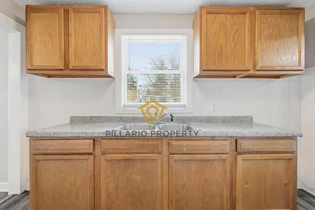 Foto del edificio - Updated 3 Bedroom Near Forest Manor, Available NOW!
