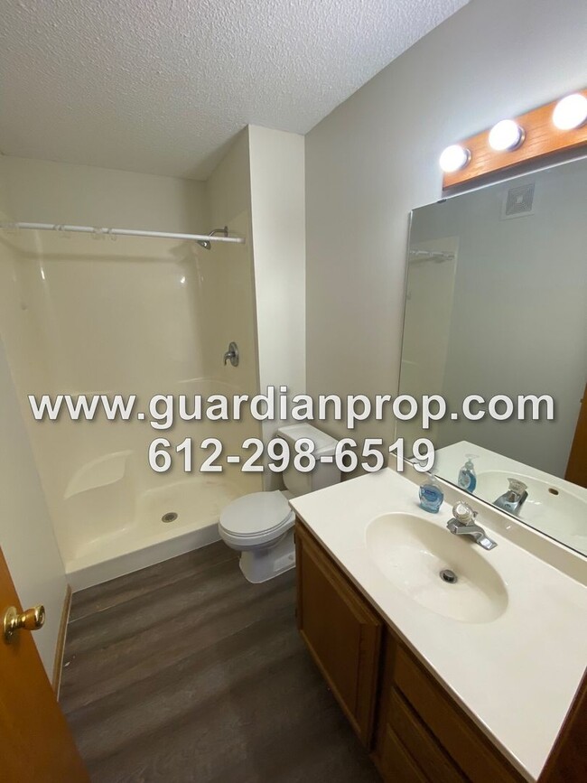 Foto del edificio - Top Floor Condo Available May 1st, Open Fl...