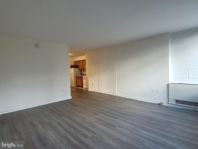 Foto del edificio - 604 S Washington Square