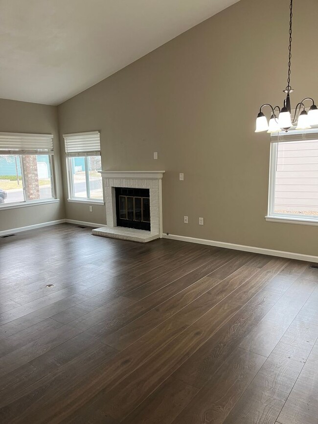 Building Photo - Beautifully Updated single-level duplex in...