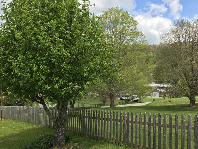 Building Photo - 127 Timberlane Ext