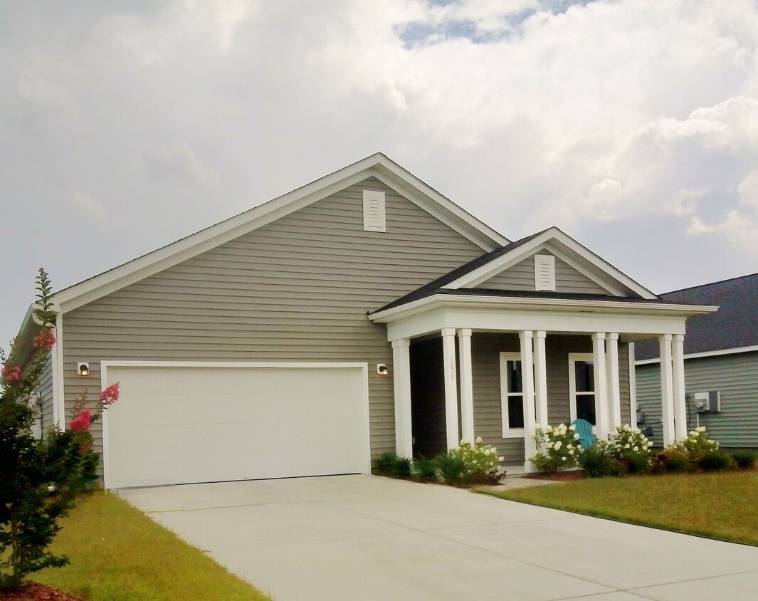 Primary Photo - Four bedroom two bath home in Trieste at B...