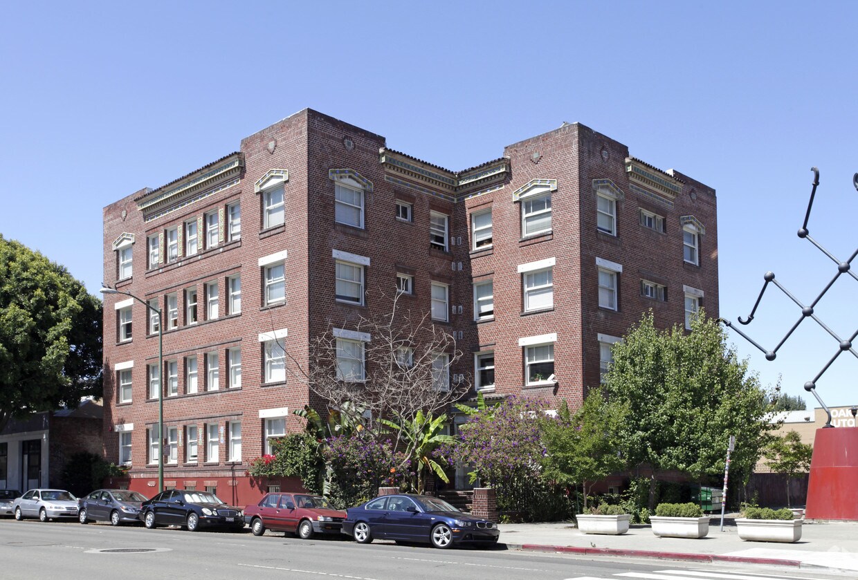 Primary Photo - 1029 Oak St