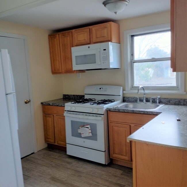 Building Photo - 190 Custer Ave