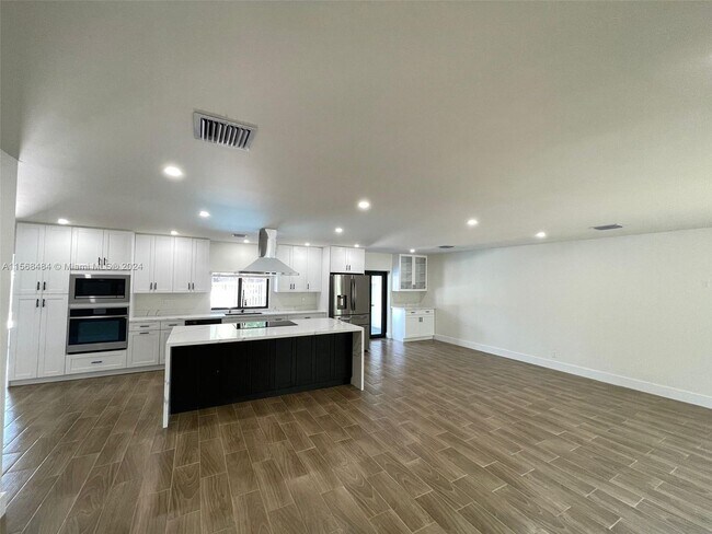 Building Photo - 700 Gardenia Ln