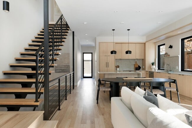 Building Photo - 2818 W 40th St
