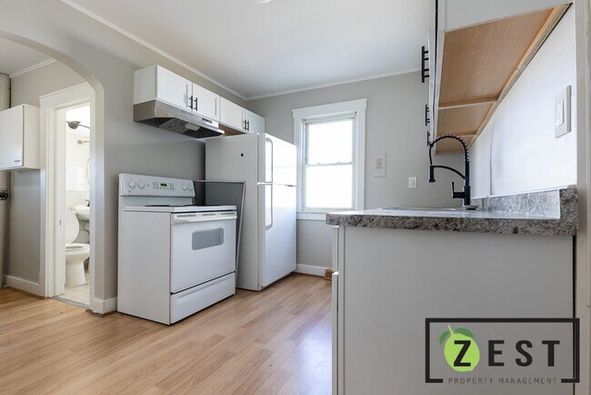 Foto del edificio - 3-BEDROOM 1-BATHROOM, 2 CAR GARAGE, FENCED...