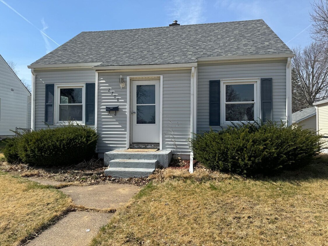 Primary Photo - 3 bedroom 1 bath house in Davenport with g...
