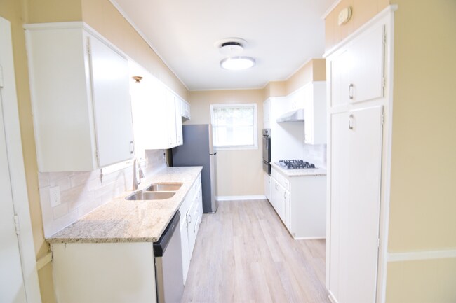 Foto del edificio - 1207 Cedar Dr