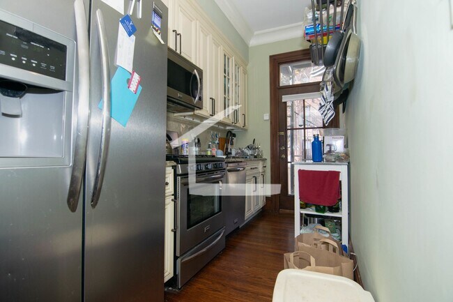 Foto del edificio - 9/1 No Fee! -Brigham Circle two-level renovated 4BR/2BA, w/d in unit!