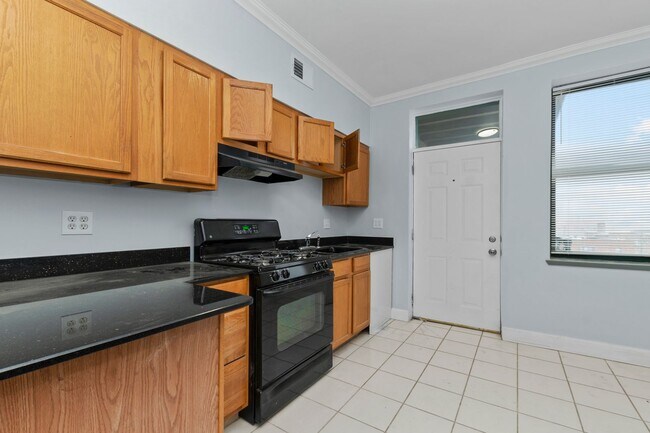 Foto del edificio - Two Bedroom in South Shore Available Now!