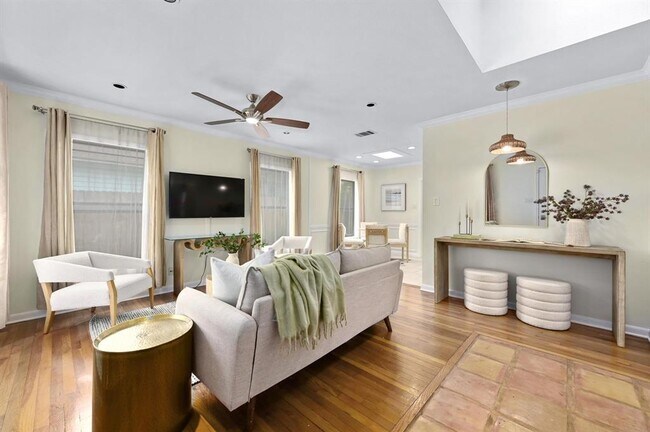 Foto del edificio - 7313 Grover Ave