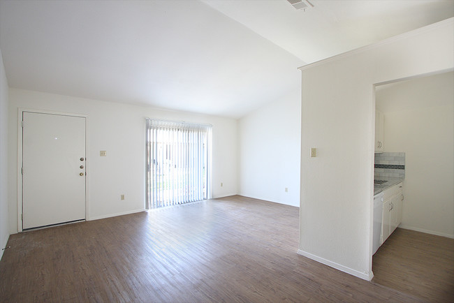 Building Photo - 1209 Hollow Creek Dr