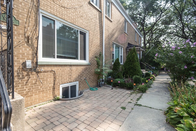 Building Photo - 4626 N Paulina St