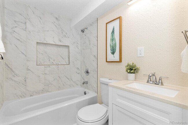 Foto del edificio - For Rent – Renovated 3 Bedroom Bungalow in Englewood