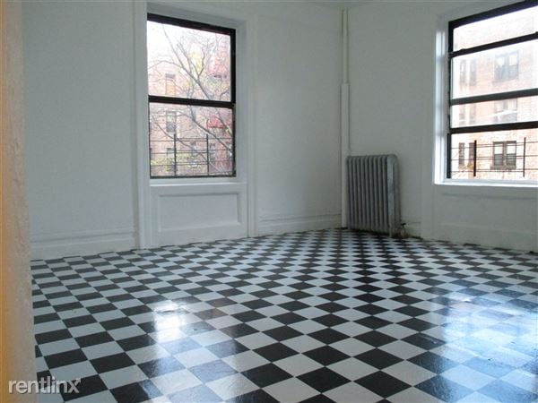 Building Photo - 2600 Creston Ave