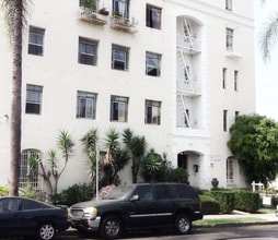 Building Photo - 901 S Kingsley Dr