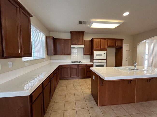 Foto del edificio - 4 Bedroom NW Fresno Home for Lease