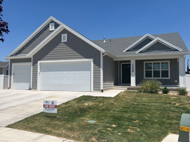 Building Photo - Beautiful Home Built in 2024, Upstairs