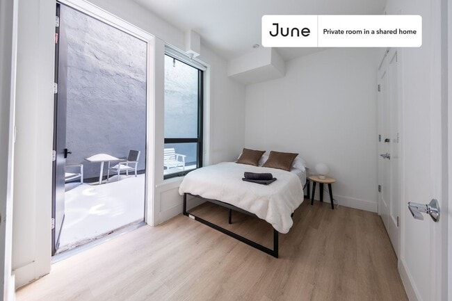 Room in Shared 4 bed/2 bath home - Room in Shared 4 bed/2 bath home