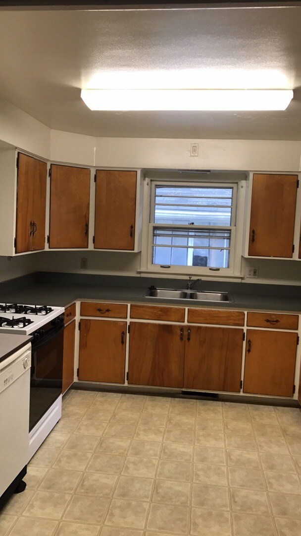 Foto del edificio - 3 Bedroom Avail August 2026; Monthly rent ...